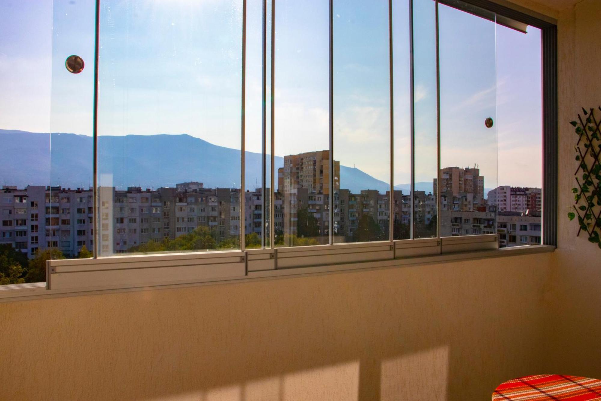Newly Renovated 2 Bedroom In Apartemen Sofia